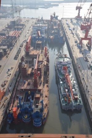 江蘇海新重工熱烈慶祝4艘船舶同日下水、出塢