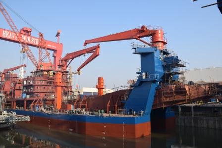 江蘇海新重工熱烈慶祝4艘船舶同日下水、出塢